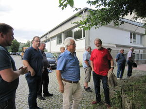 Am Atzenbacher Spielplatz informieren sich die Genossen
