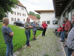 Die Genossen vor dem Gresgener Bürgerzentrum