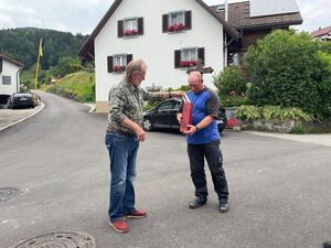 Klaus Berger gratuliert dem neuen Ortsvorsteher Peter Strohmeier