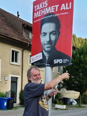 Klaus Berger beim Plakatieren