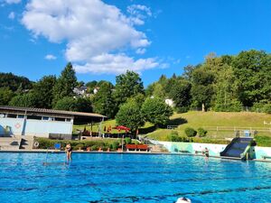 Blick über unser schön gelegenes Schwimmbad